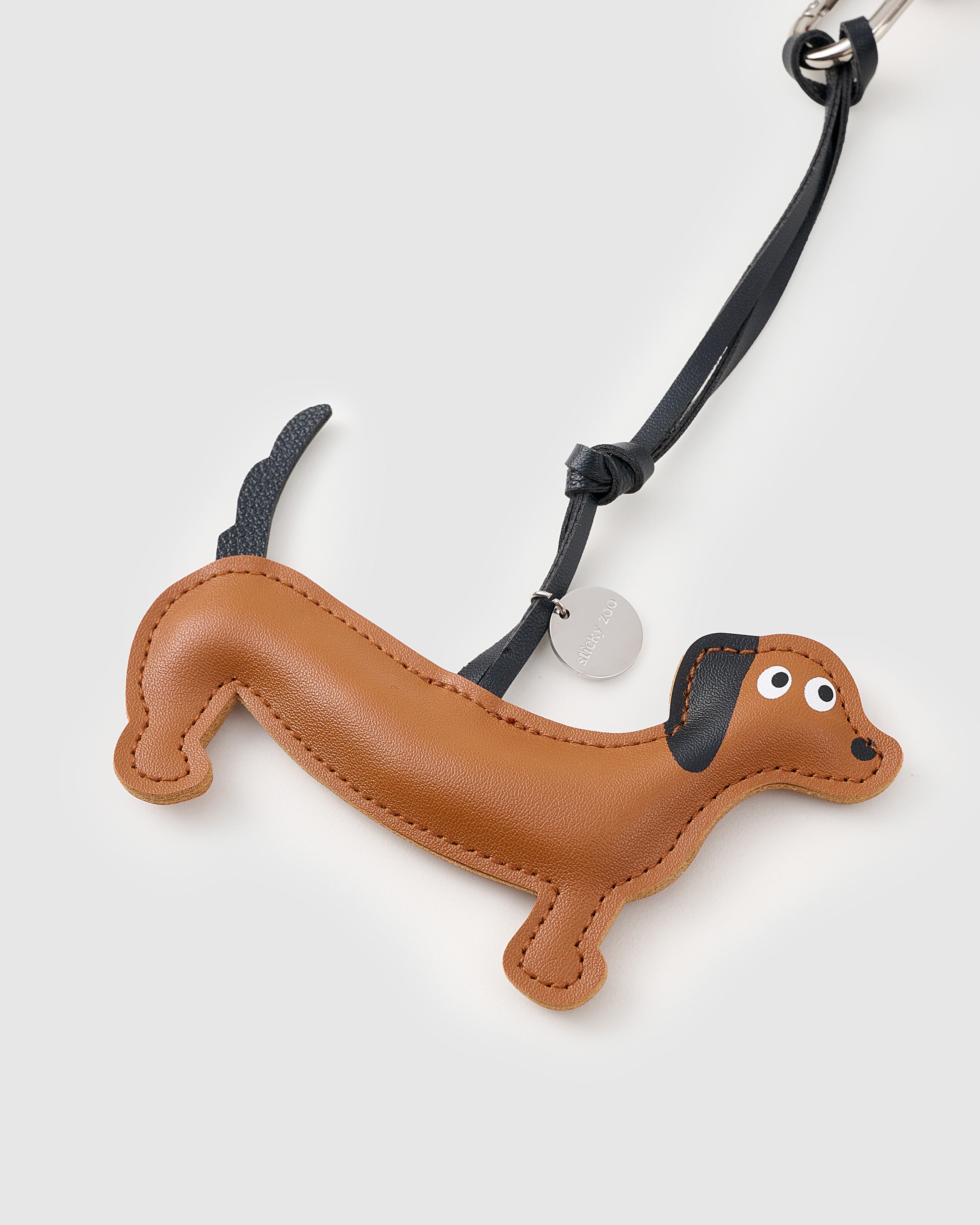 CHARM NG DACHSHUND NA YUMAKAP SA HOTDOG