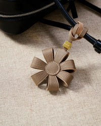 DAISY BAG CHARM