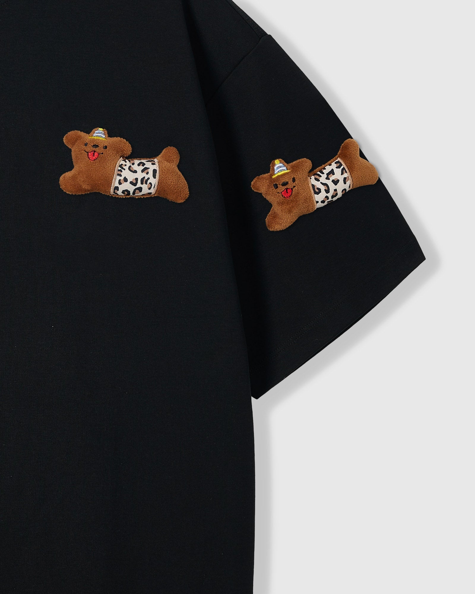 WILD TEDDY SCATTER T-SHIRT — BLACK