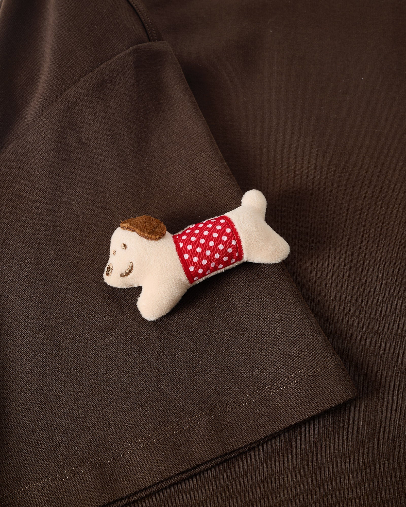 POLKA PUPPY SCATTER T-SHIRT — BROWN