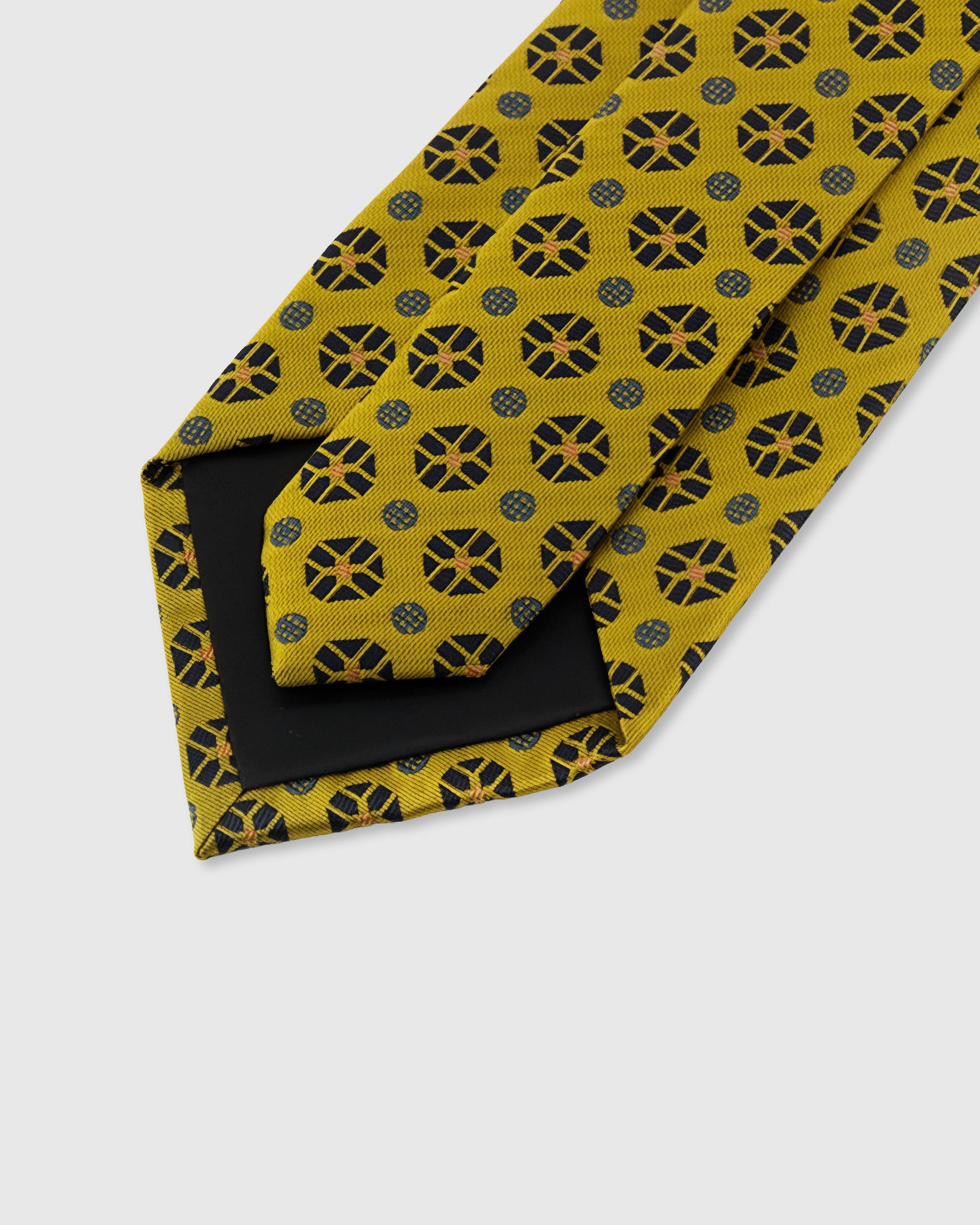 AMBER MEDALLION TIE