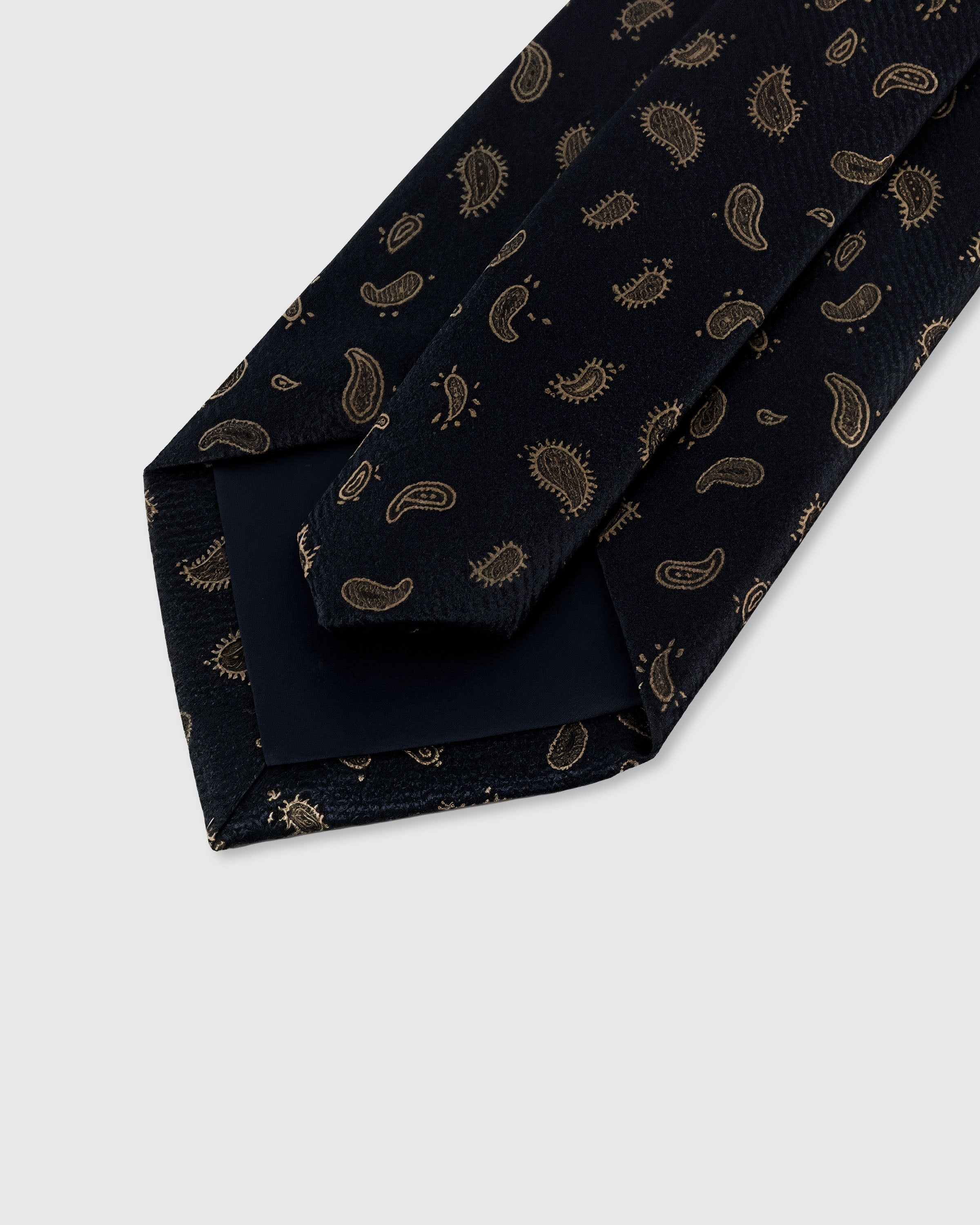 TIE NA MAY DISENYONG PAISLEY NA NAKALAT SA NOIR